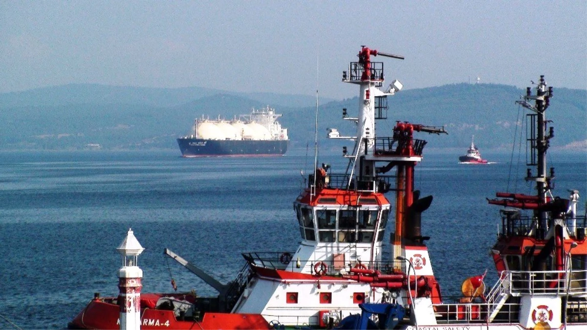 Dev tanker Çanakkale Boğazı\'nı kapattı