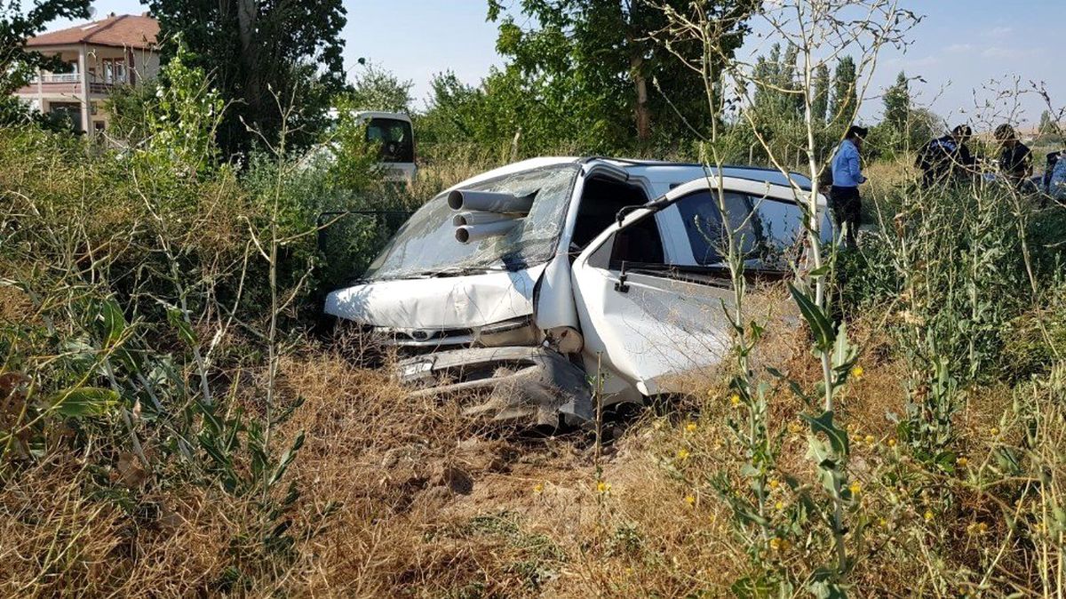 Direksiyon hakimiyeti kaybolan minibüs şarampole devrildi