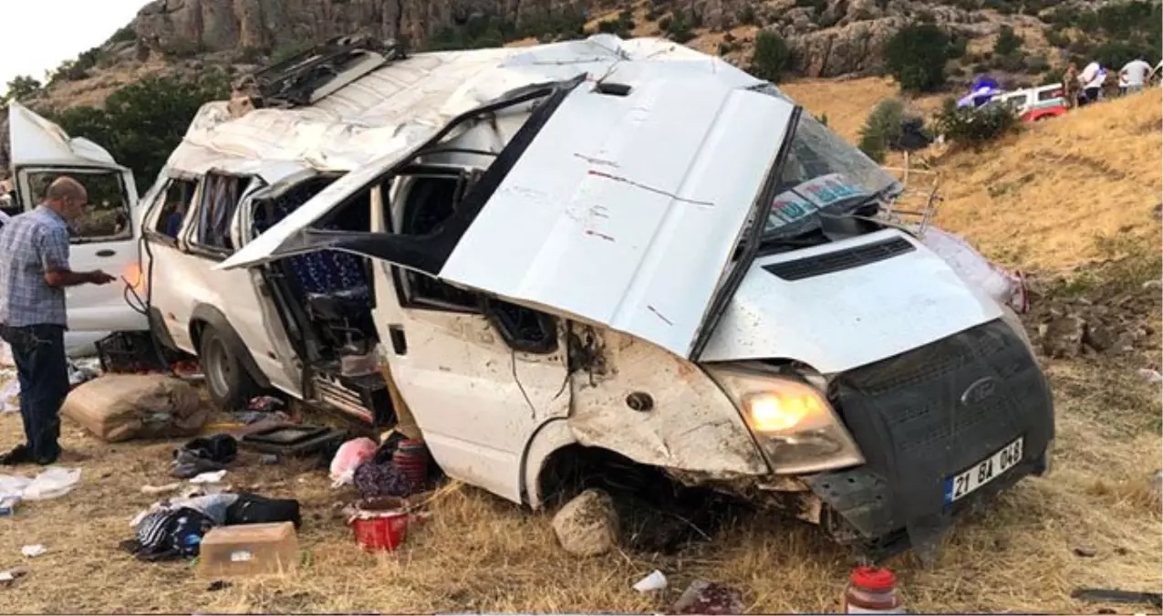 Diyarbakır-Bingöl kara yolunda minibüs devrildi: 10\'u ağır 25 yaralı var