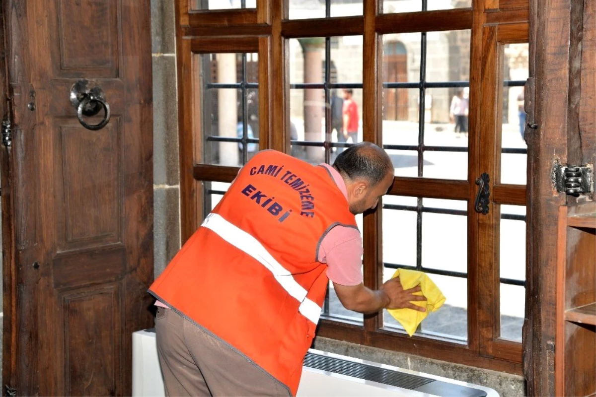 Diyarbakır\'daki ibadethanelerde temizlik çalışmalarına başlandı
