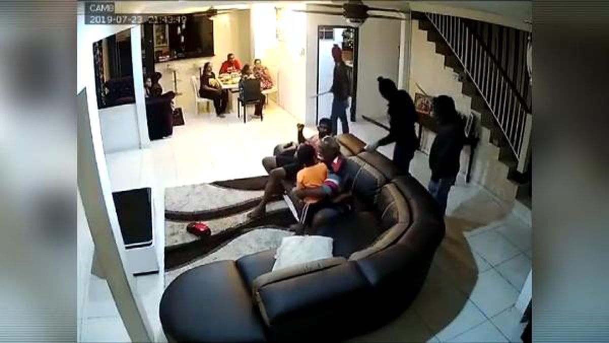 Eli palalı soyguncular, 8 kişilik aileyi evlerinde soydu