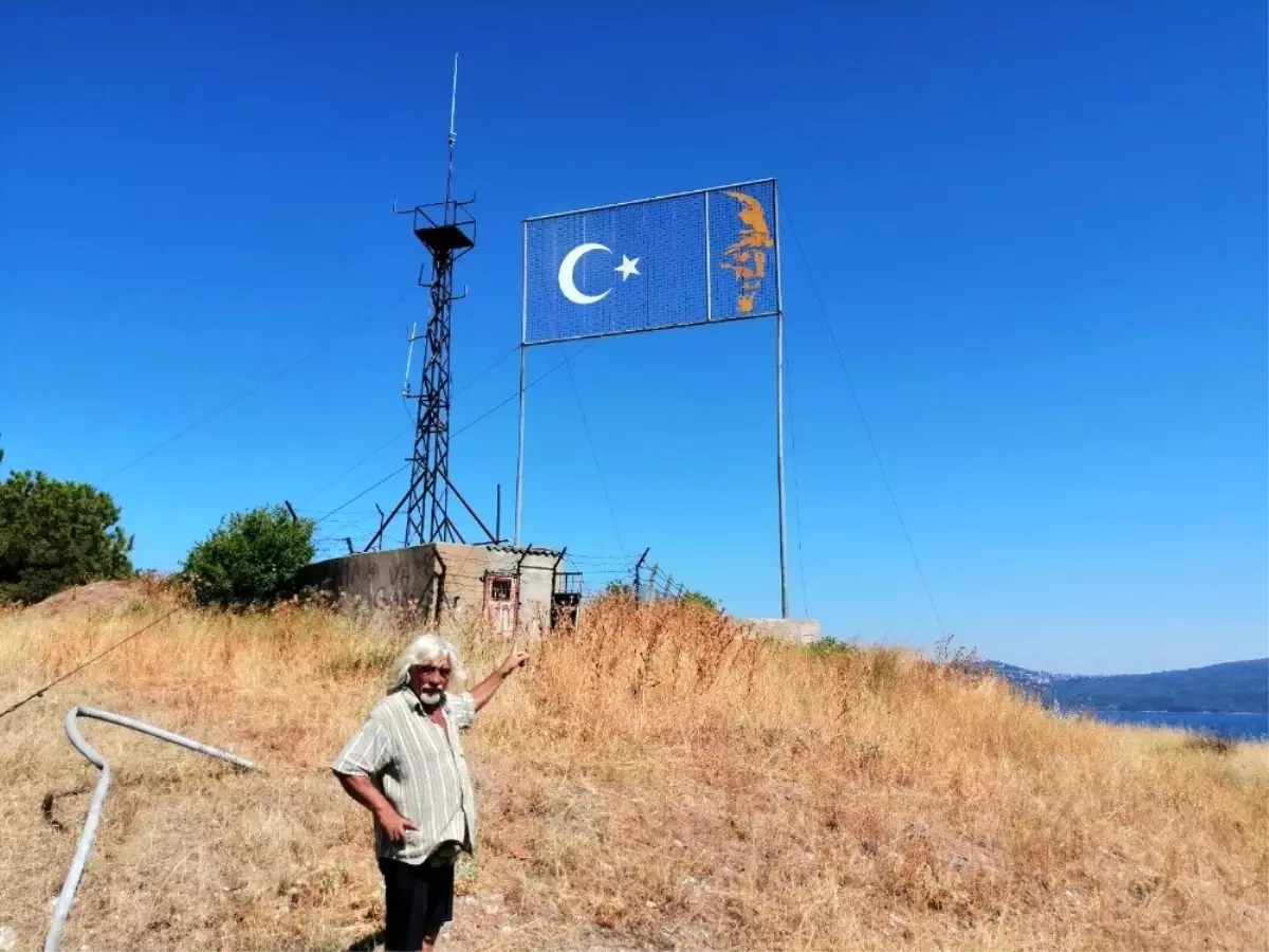 Erdek\'teki dev bayrak alanı pislik ve karanlık içinde