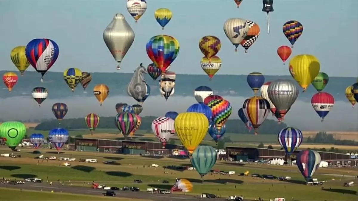 Fransa\'nın doğusunda balon festivali: Bin sıcak hava balonu göğe yükseliyor