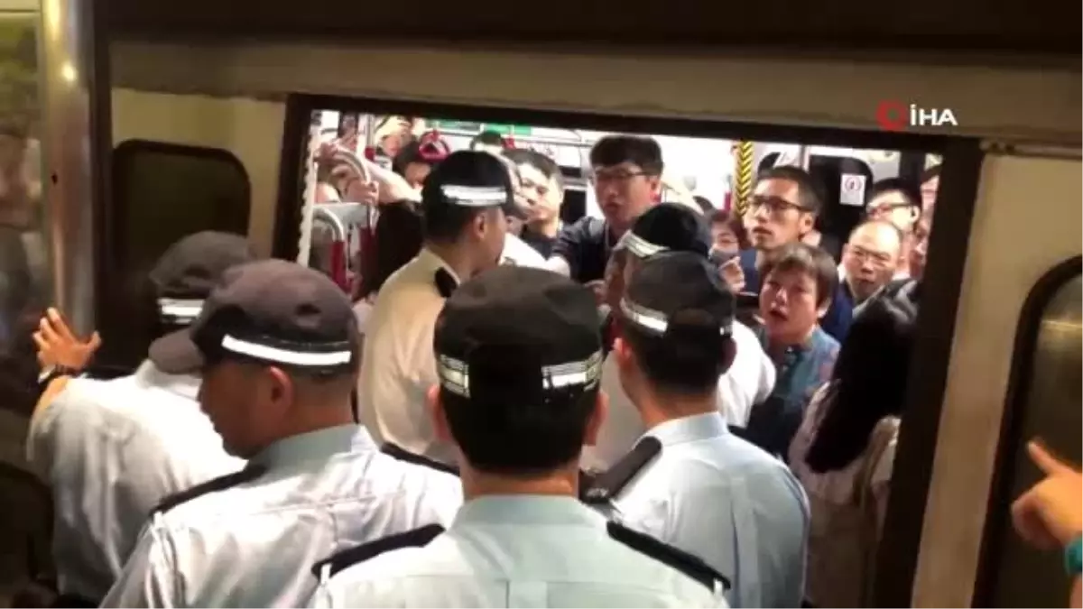 Hong Kong\'da Protestocular Tren İstasyonlarını Bastı, Ulaşım Felç Oldu