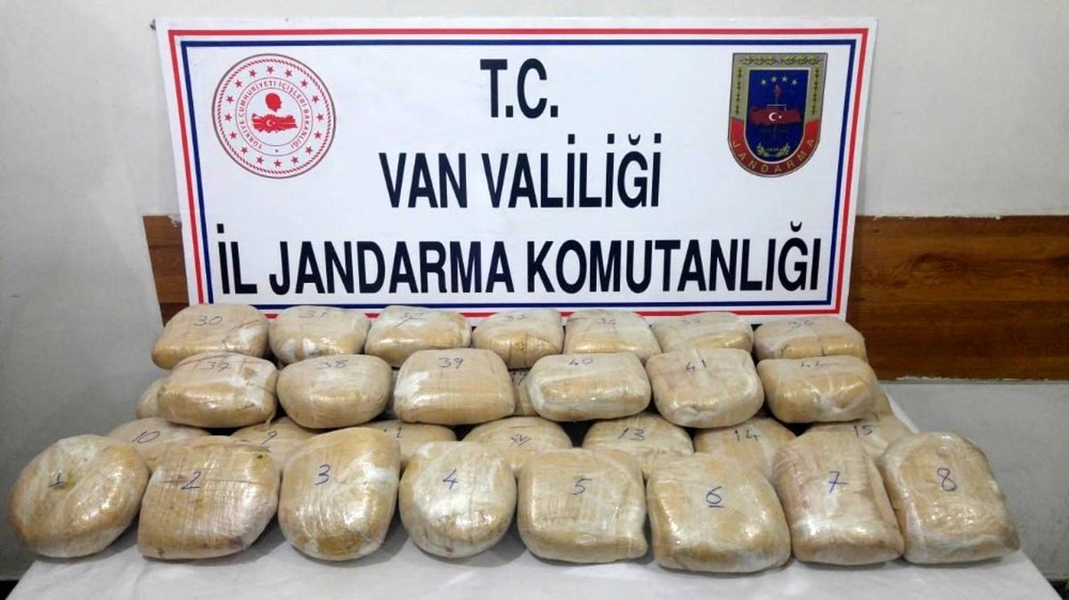 İran sınırında 44 kilo esrar ele geçirildi