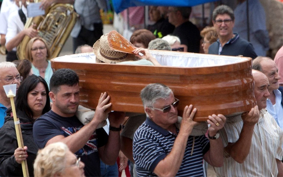 İspanya\'da ölümden dönenleri tabutlarda canlı taşıma töreni