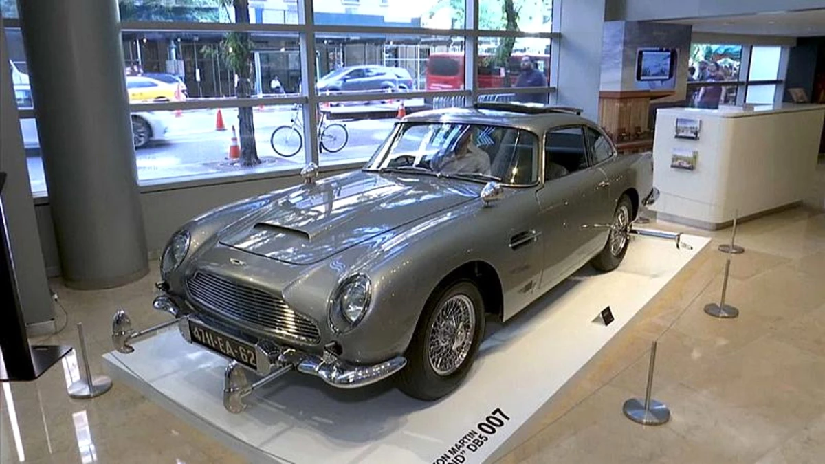 James Bond\'un efsanevi Aston Martin marka aracı açık artırmaya gidiyor