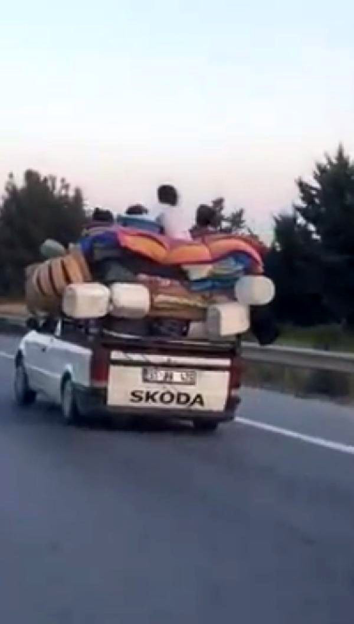 Kamyonet üzerinde tehlikeli yolculuk