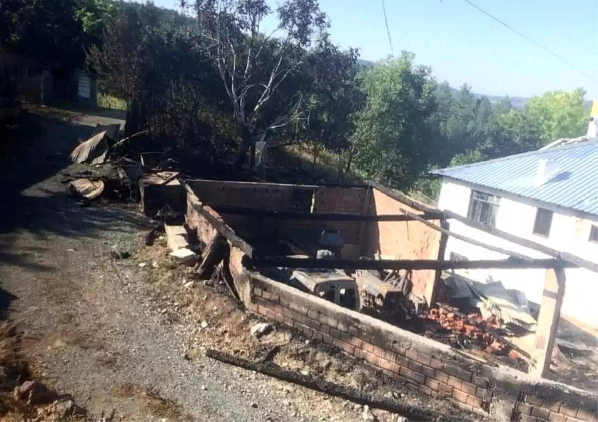 Kastamonu\'da çıkan yangın kamyonet ile traktörü küle döndürdü