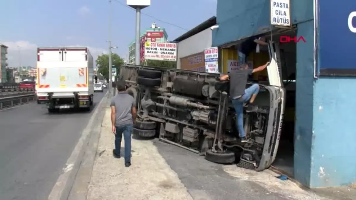 KÜÇÜKÇEKMECE\'DE YAN YATAN KAMYONET KAPORTACI DÜKKANINA GİRDİ