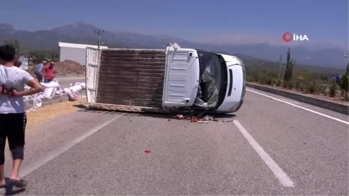 Lastiği patlayan kamyonet devrildi; 3 Yaralı