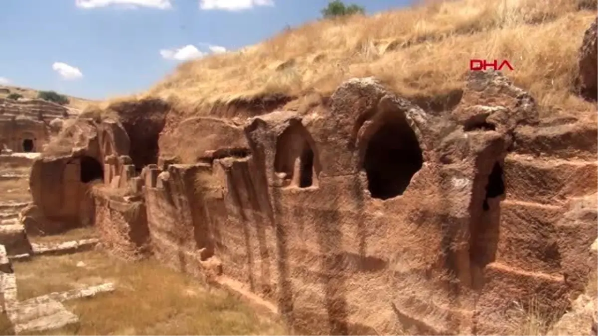 MARDİN\'DE HALKA AÇIK SERGİLENEN 1500 YILLIK TOPLU MEZARLIK