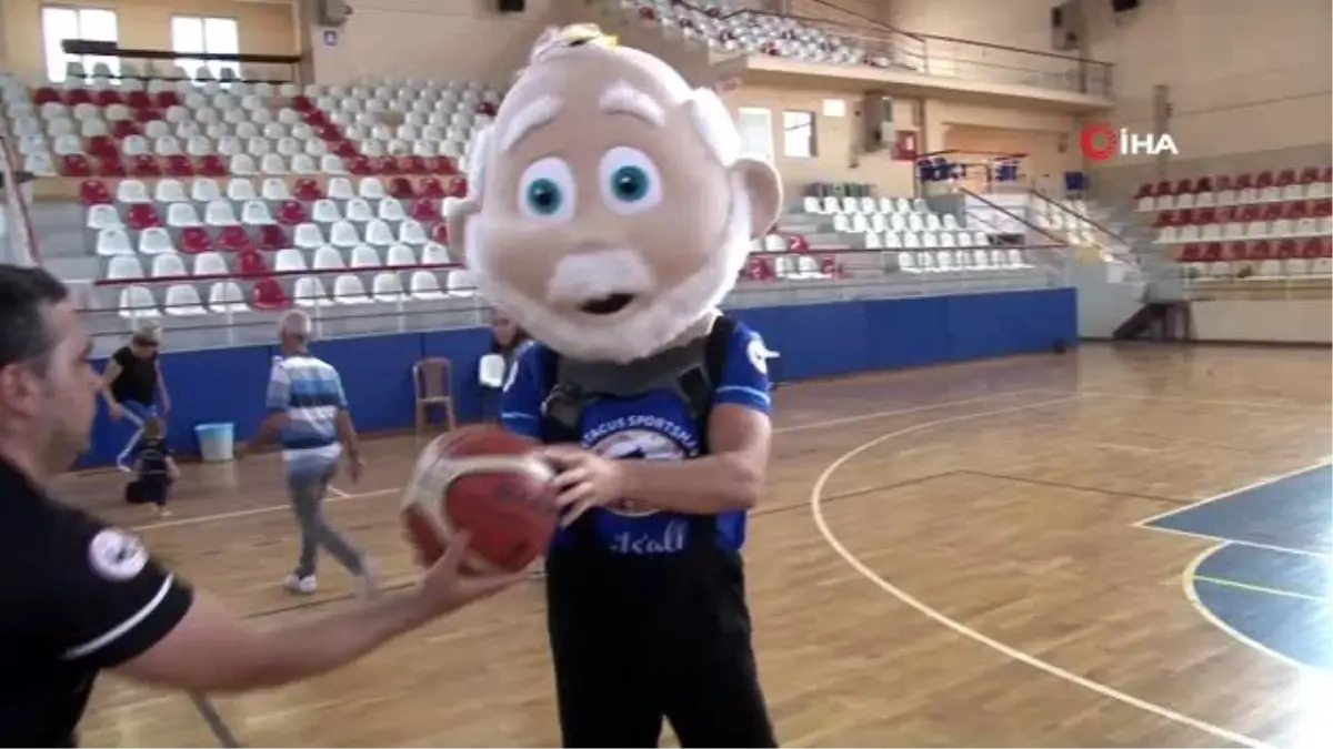 Maskot kıyafetiyle basket atıp 2 dünya rekoru kırdı