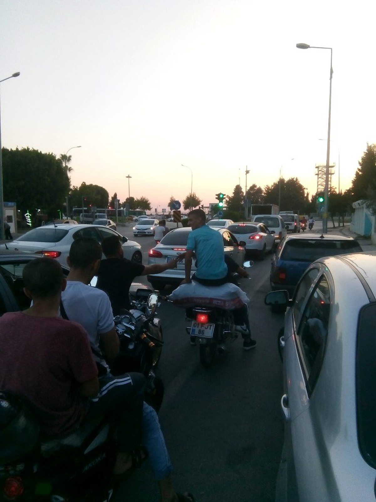 Motosiklette \'çuvallı\' yolculuk