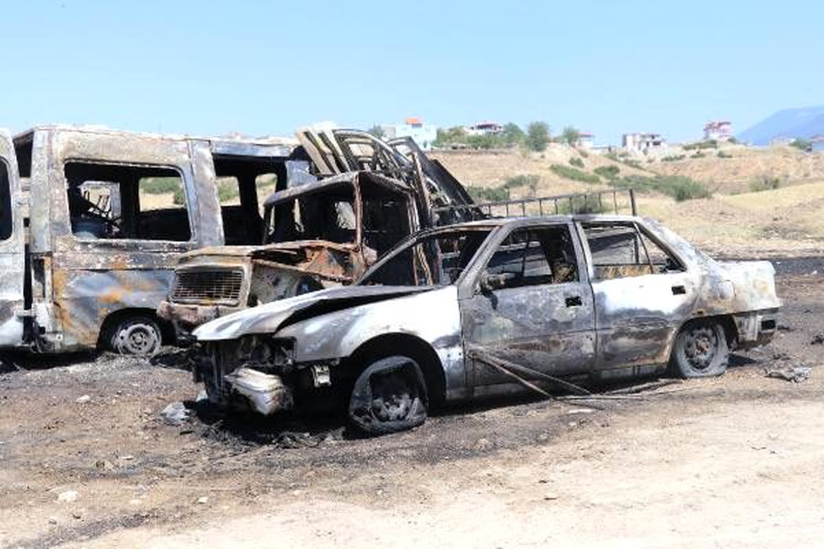Otlukta çıkan yangın, hurda deposundaki araçlara sıçradı