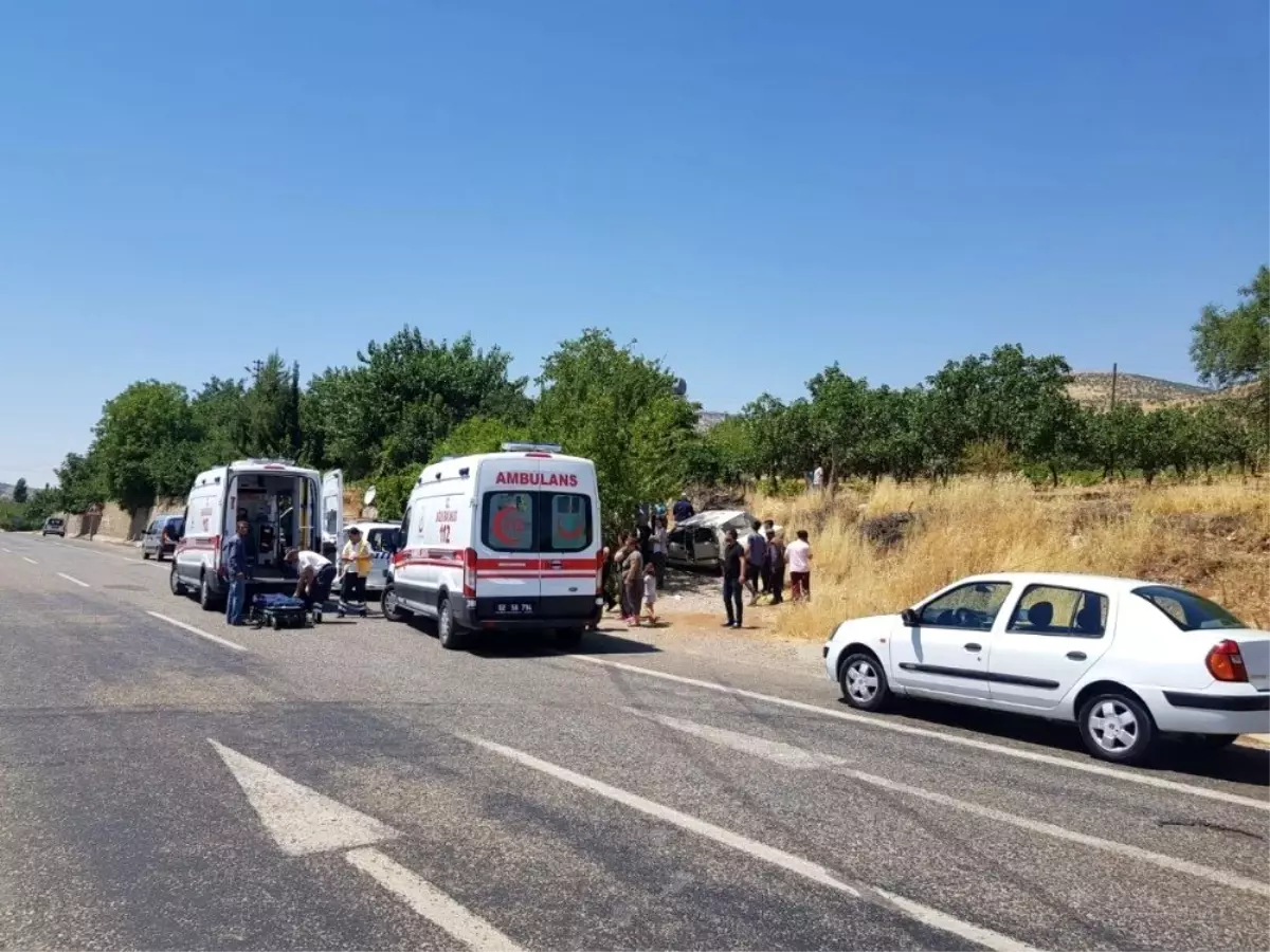 Otomobil yol kenarında bekleyen anne ve çocuklarına çarptı: 6 yaralı