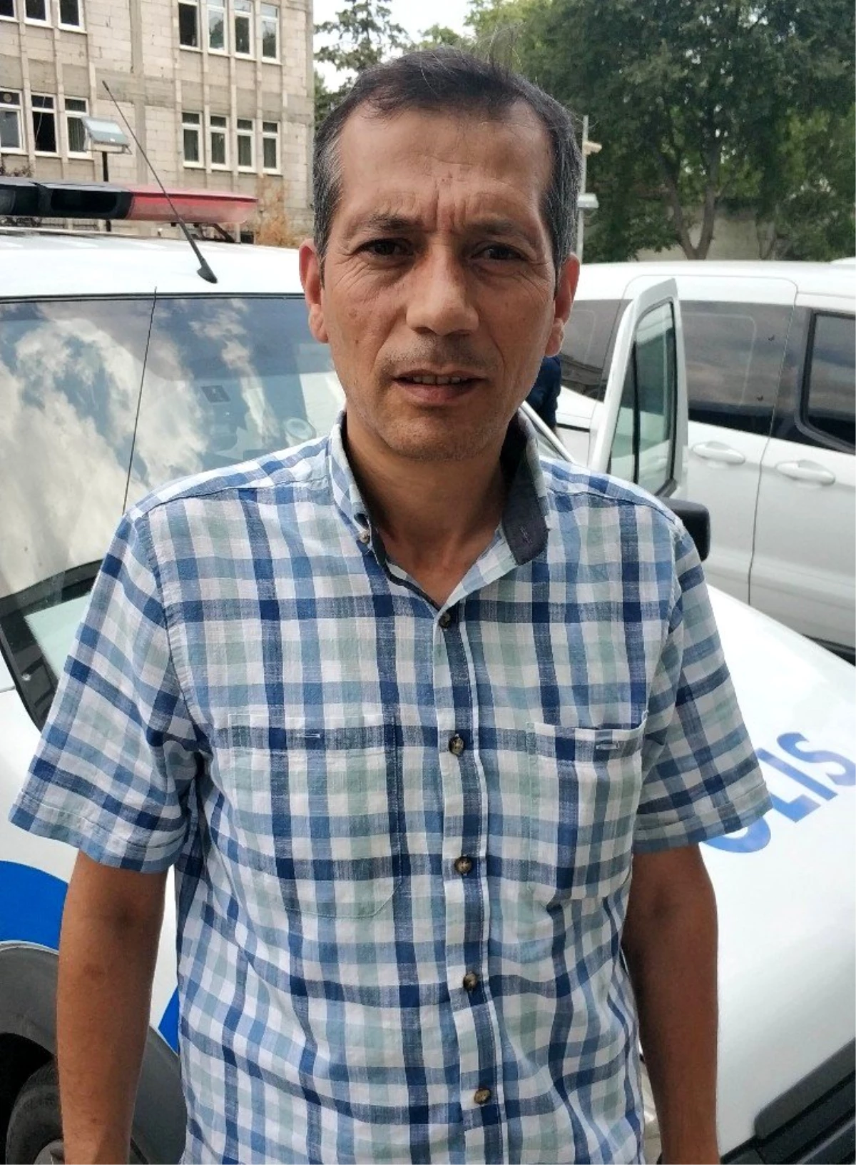 Polis memuru, sanatçı Mustafa Yıldızdoğan\'a benzerliği ile dikkat çekiyor