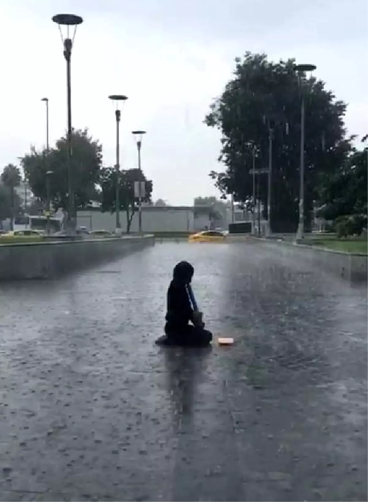 Sağanakta herkes kaçtı o melodikasını çalmaya devam etti