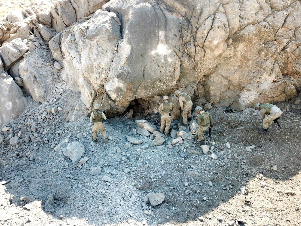 Siirt\'te etkisiz hale getirilen PKK\'lı teröristlere ait mühimmat ele geçirildi
