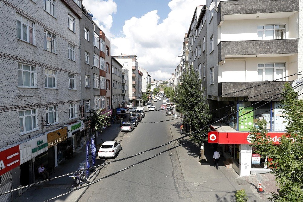 Sultangazi\'de cadde ve sokaklara modern aydınlatma direkleri