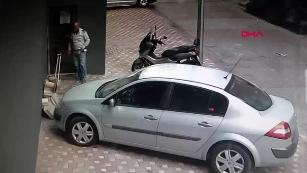 SULTANGAZİ\'DE OTOMOBİLİN EKRANINI ÇALAN MASKELİ HIRSIZLAR KAMERADA