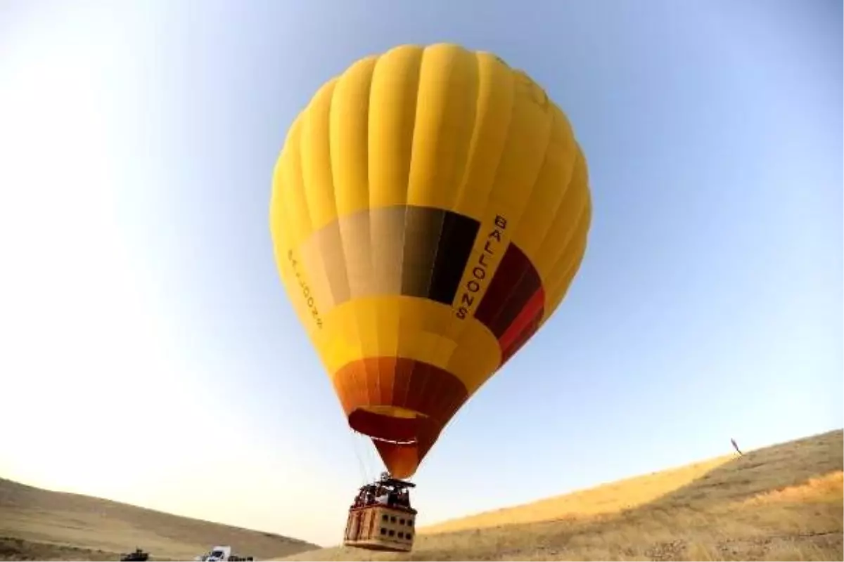 Tarihi kentte sıcak hava balonu uçuşları başladı