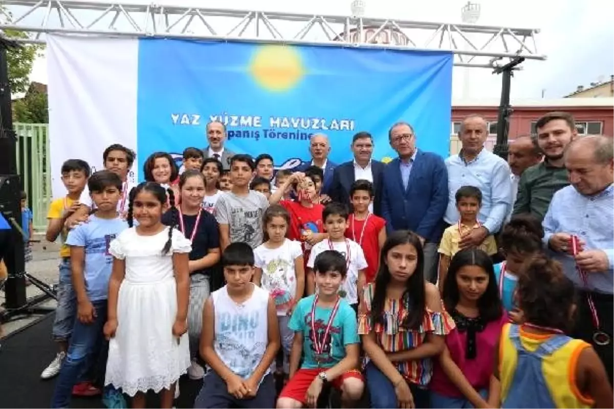 Ümraniye Belediye Başkanı Yıldırım, çocuklarla kulaç attı