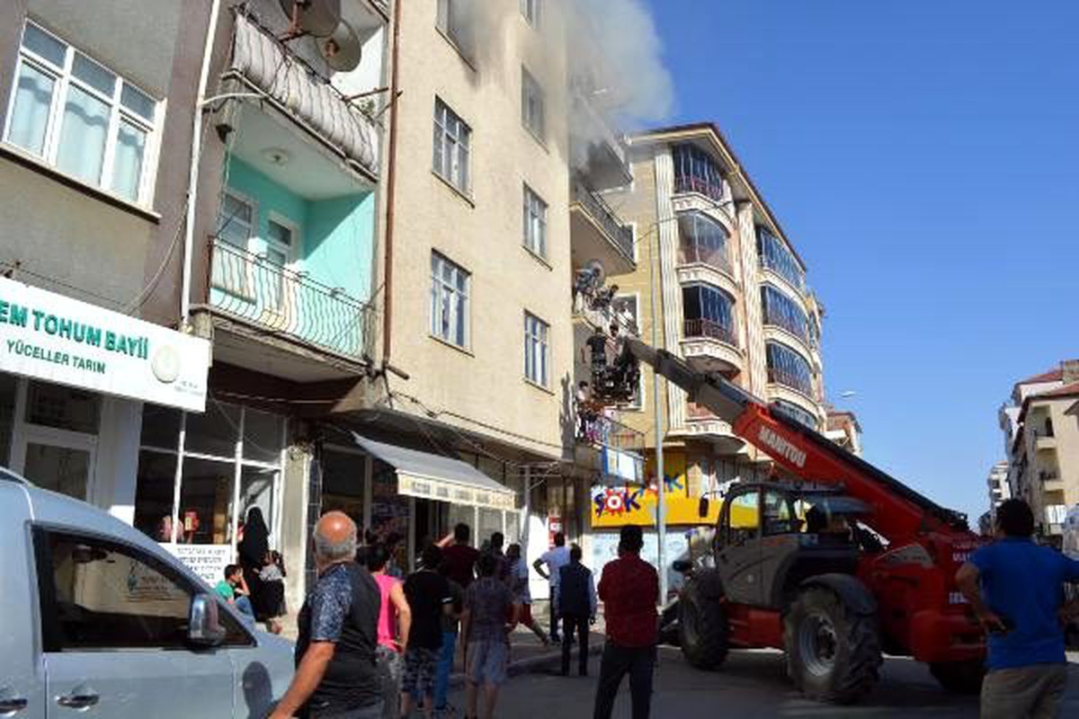 Yangında mahsur kalan 30 kişiyi inşaat işçileri kurtardı