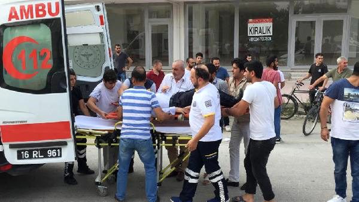 Yolun karşısına geçmek isterken otomobilin çarpmasıyla ağır yaralandı