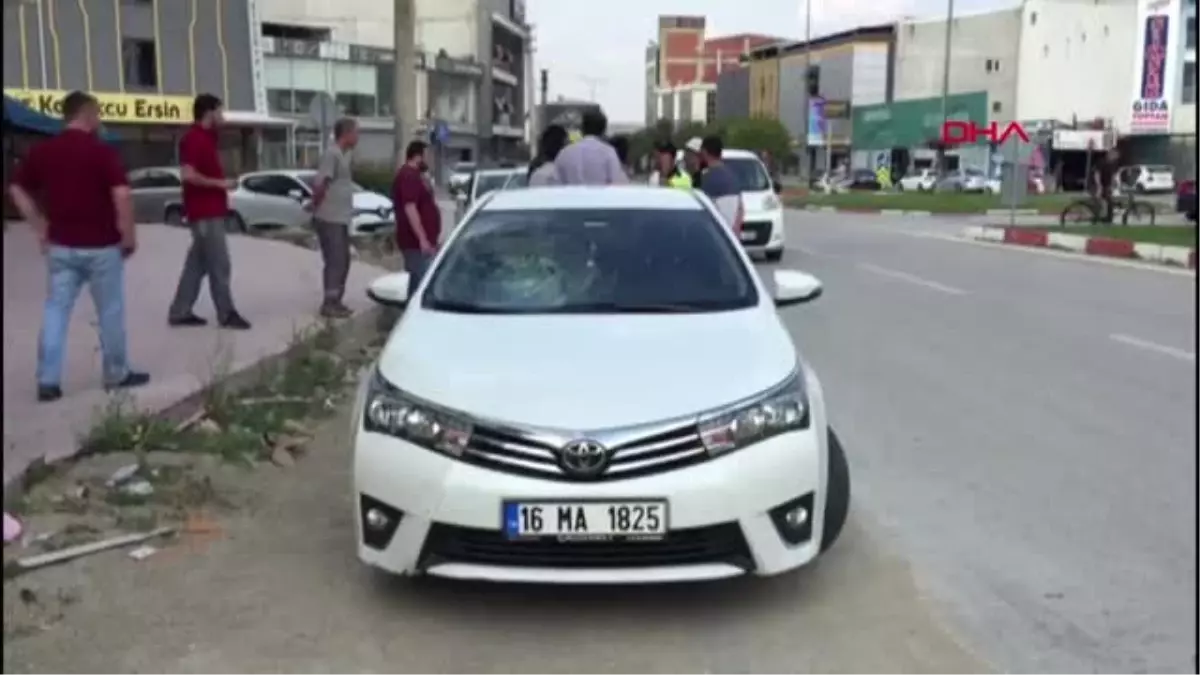 Yolun karşısına geçmek isterken otomobilin çarpmasıyla ağır yaralandı