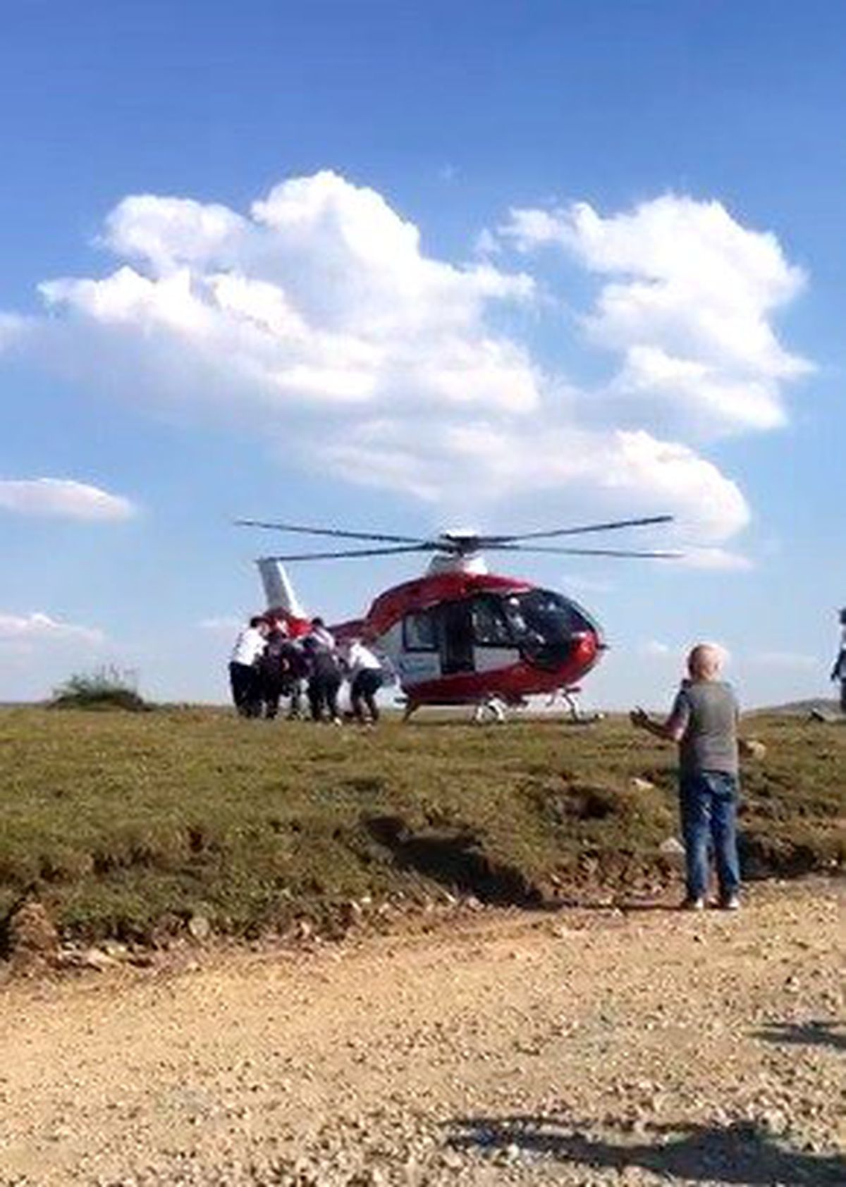 Yüksek gerilim hattında yaralanan işçi ambulans helikopterle alındı