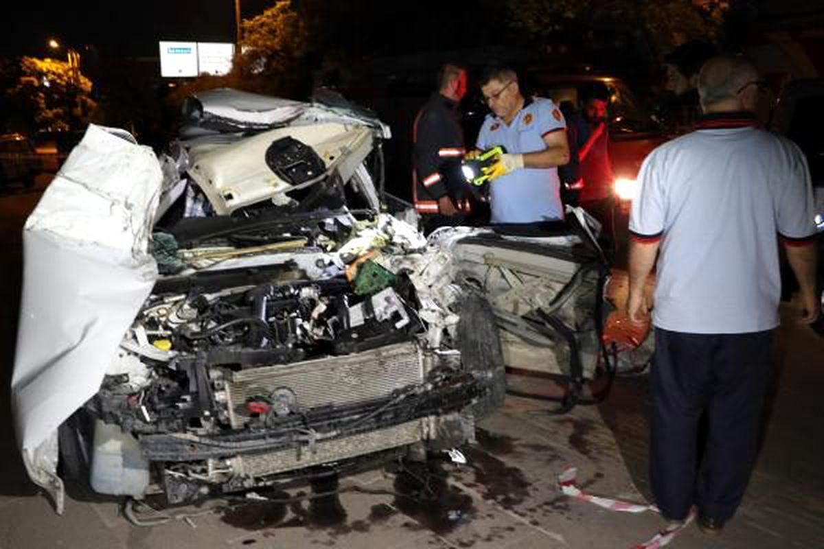 Ankara\'da otomobil, sebze yüklü kamyonete çarptı: 1 ağır yaralı