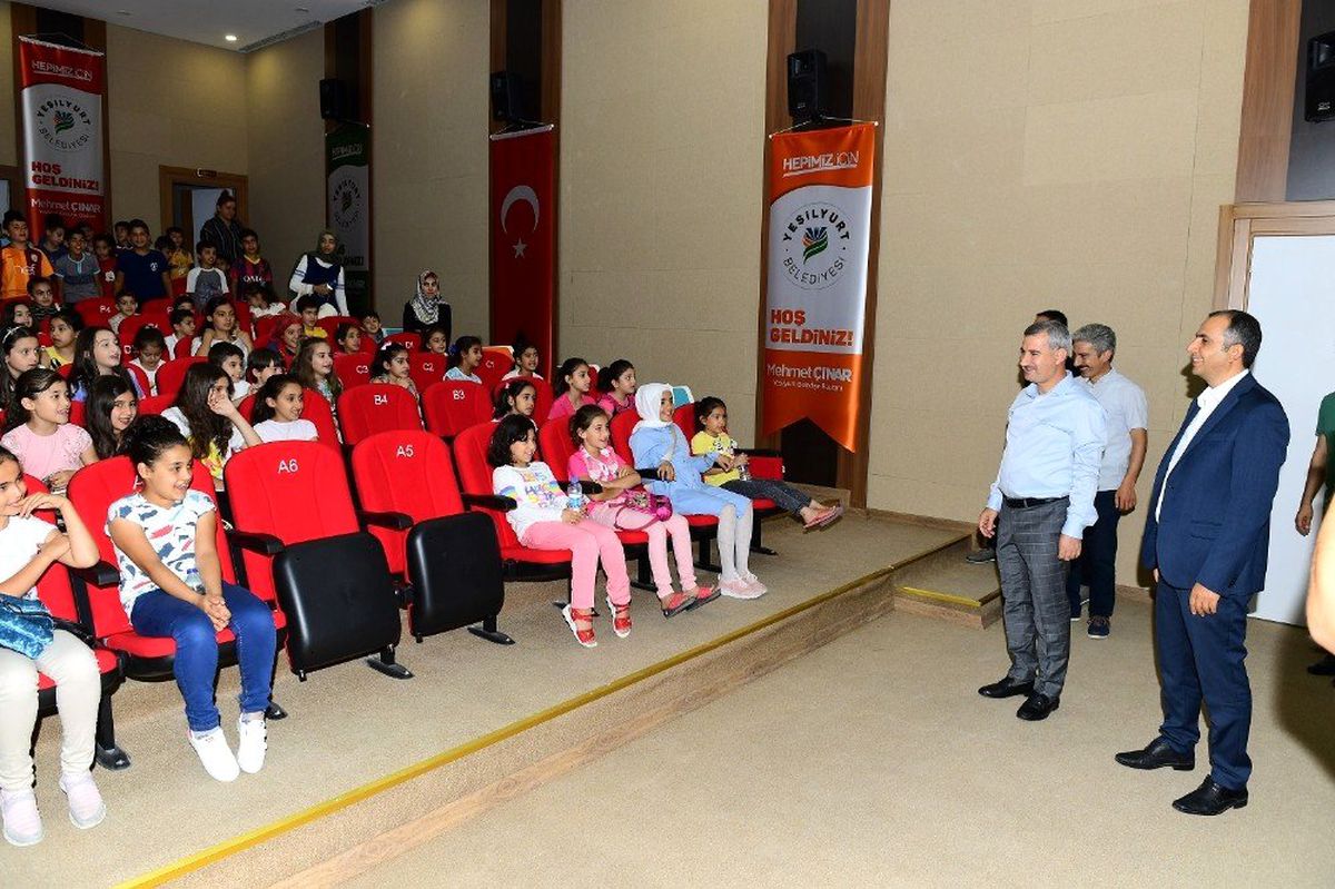Başkan Çınar çocuklarla birlikte çizgi film izledi