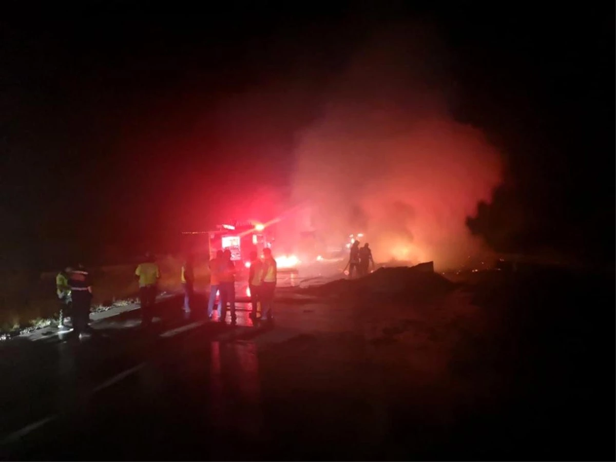 Bolu\'da, TEM Otoyolu\'nda mukavva yüklü kamyon alev alev yandı