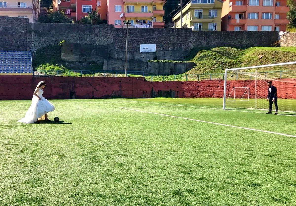 Düğün sonrası yeşil sahaya koştular