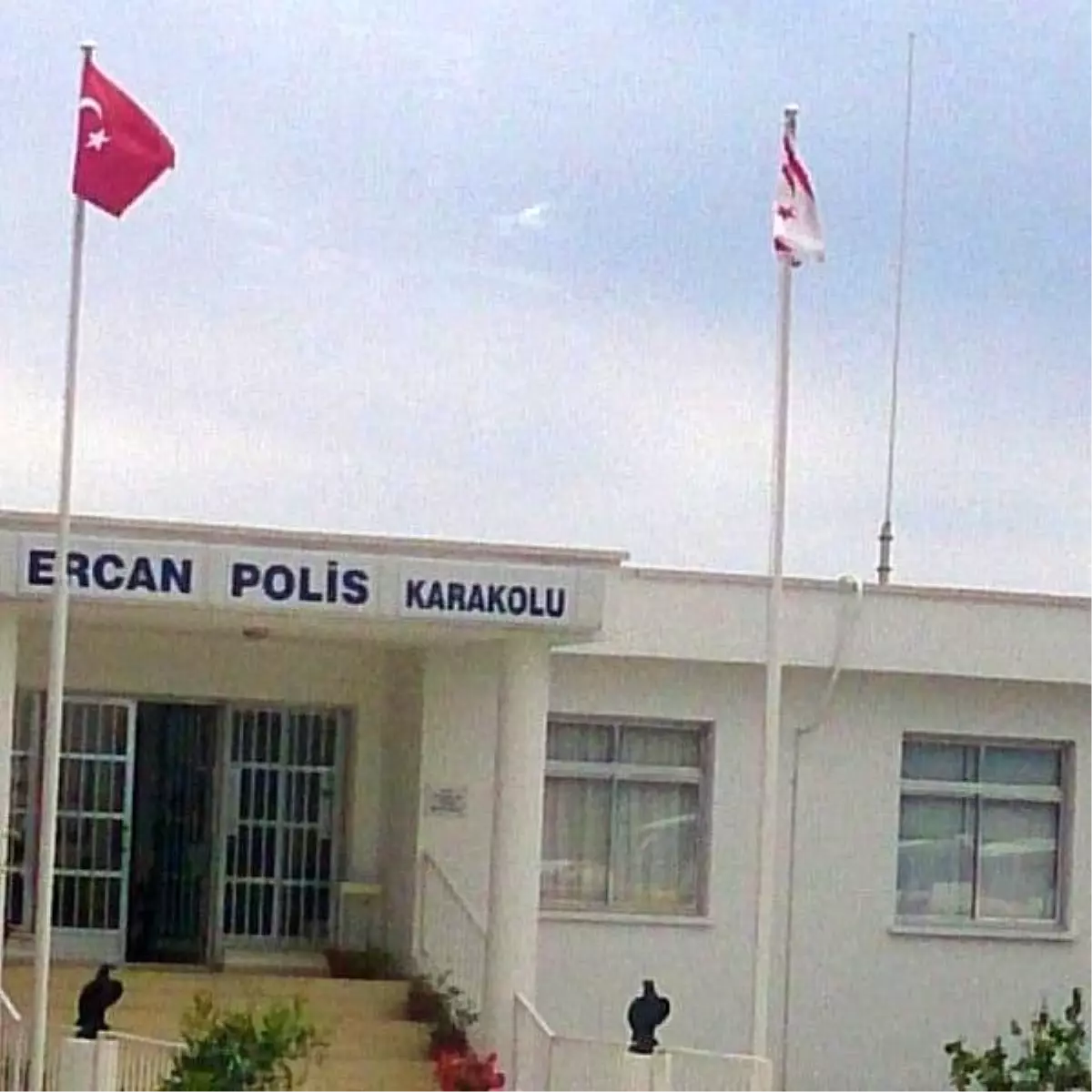 Ercan Havalimanı\'nda polis şiddeti tepki çekti (2)-EK BİLGİ