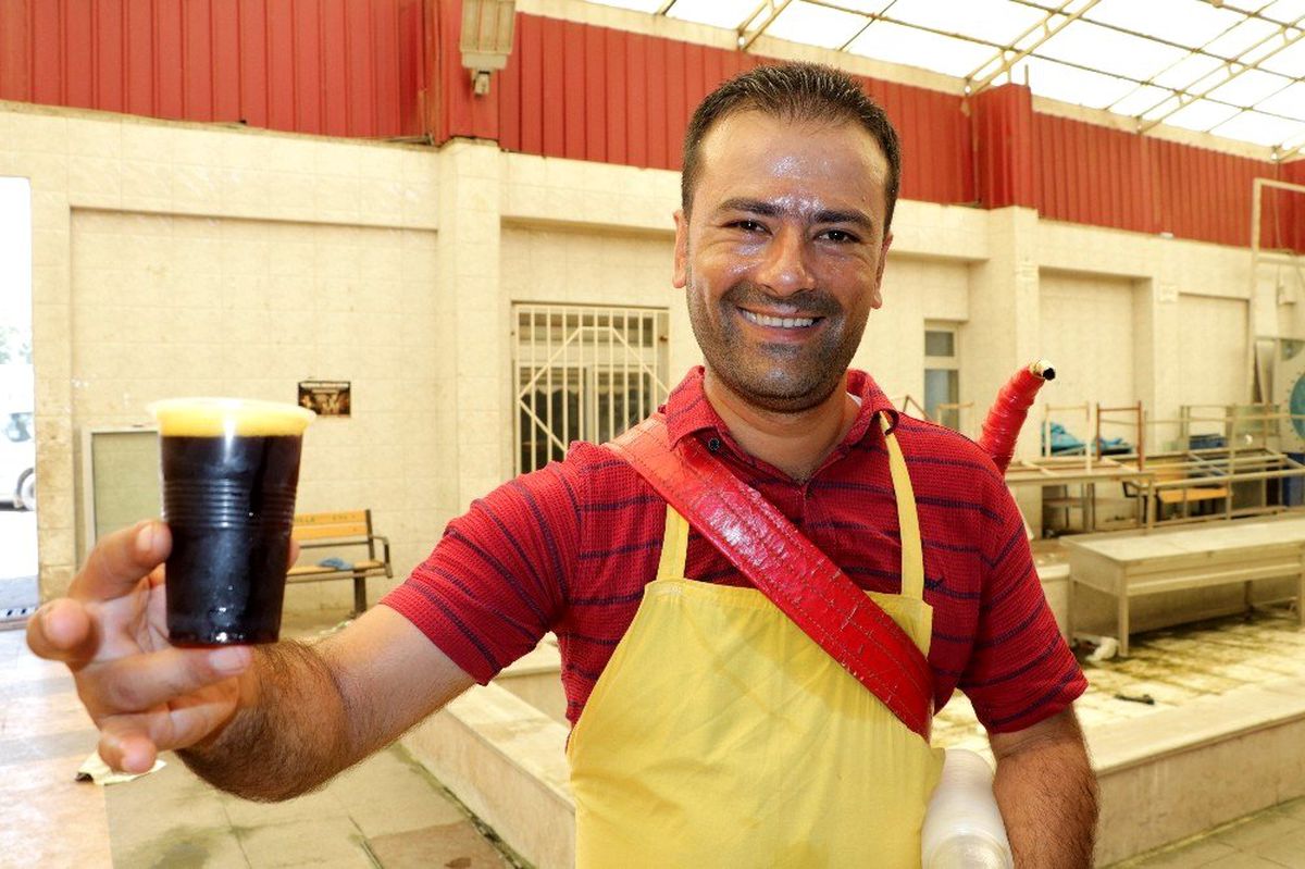 Evini geçindirmek için her gün 20 kilometre yürüyor