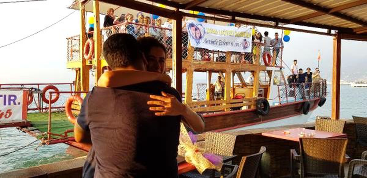 Evlilik teklifi için tekneden pankart açtırdı