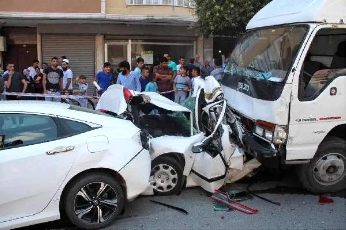 Esenyurt\'ta freni patlayan kamyonet, 9 araca çarparak durdu