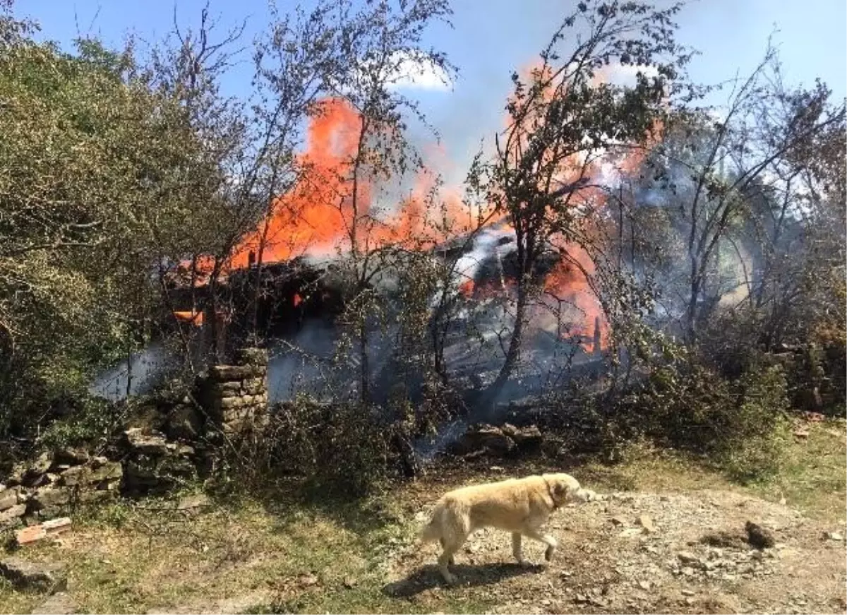 İki katlı ahşap ev yangın sonrası küle döndü