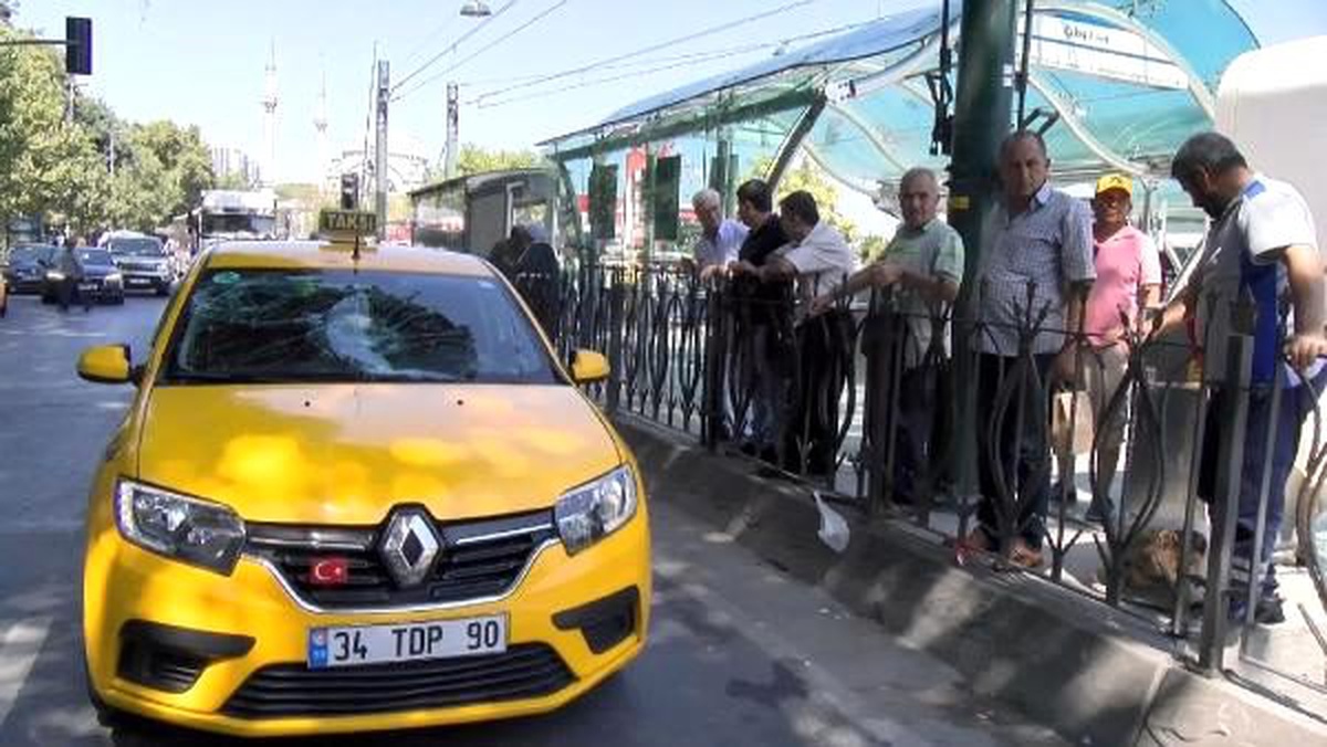 Kabataş\'ta zabıtalardan kaçan seyyar satıcıya taksi çarptı