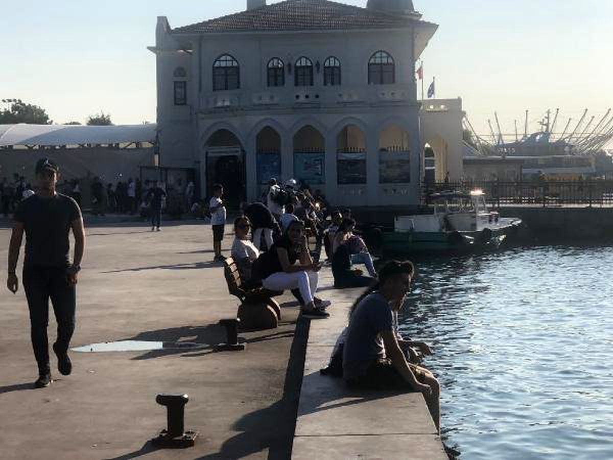 Kadıköy\'de denize atlayan iki kadın boğulmaktan son anda kurtarıldı