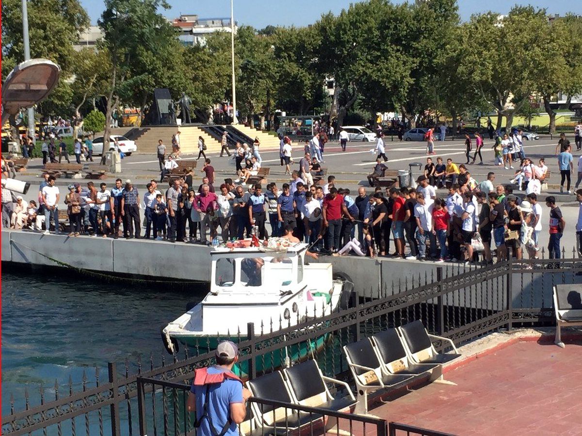 Kadıköy\'de denize düşen iki kadın kurtarıldı
