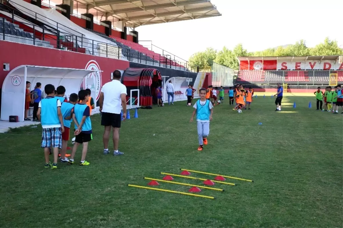 Karaköprü\'de geleceğin futbolcuları yetişiyor