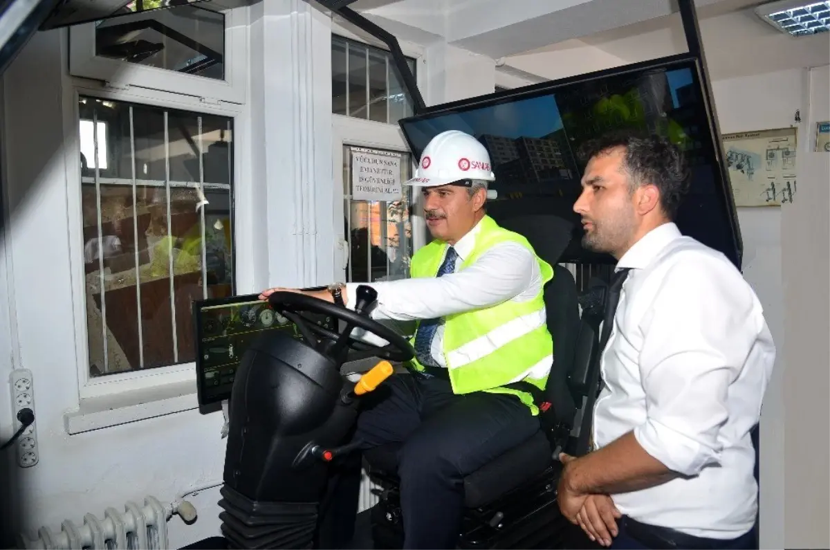 Kırşehir\'de Vali Akın, Forklift Simülatör Aracını tanıttı