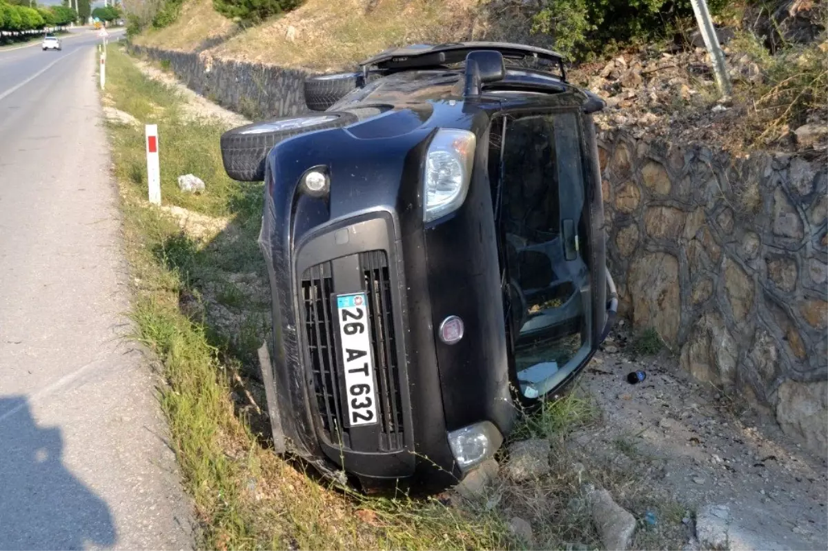 Kontrolden çıkan araç devrildi: 2 yaralı