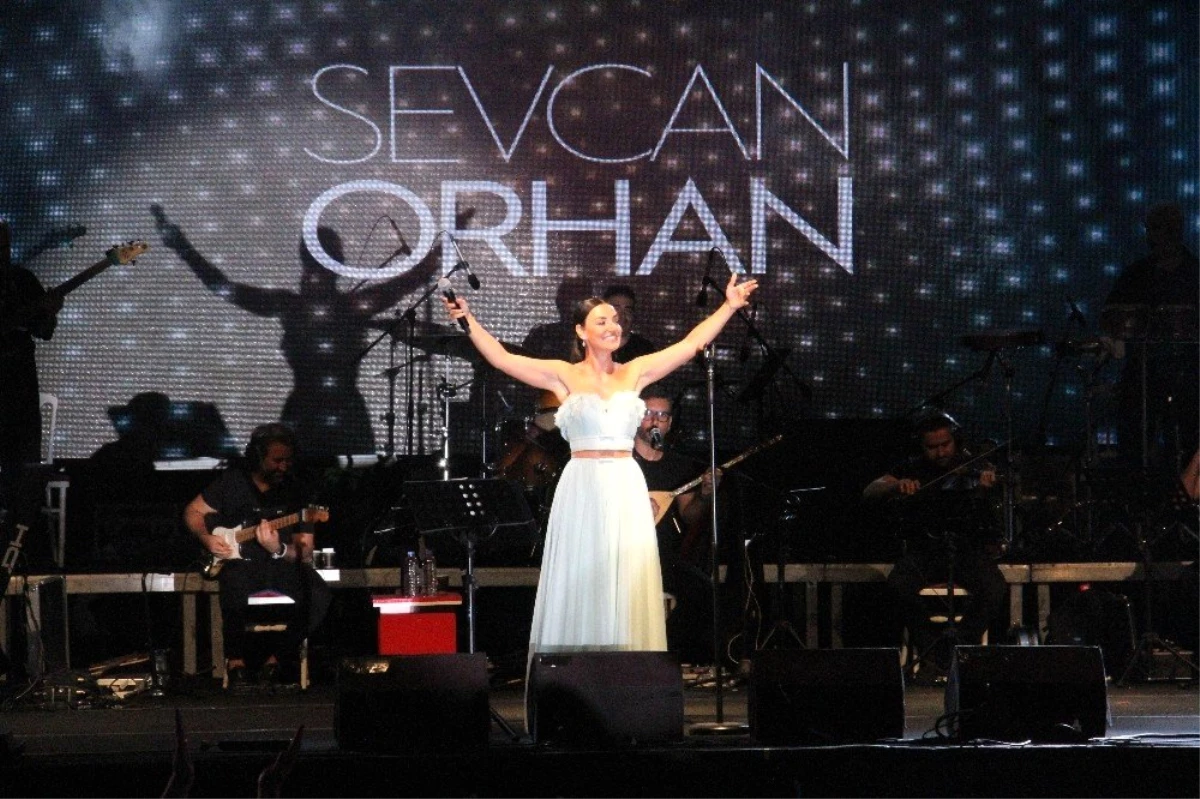 Konya\'da Göl Festivali\'nde Sevcan Orhan ve Hilmi Şahballı konseri