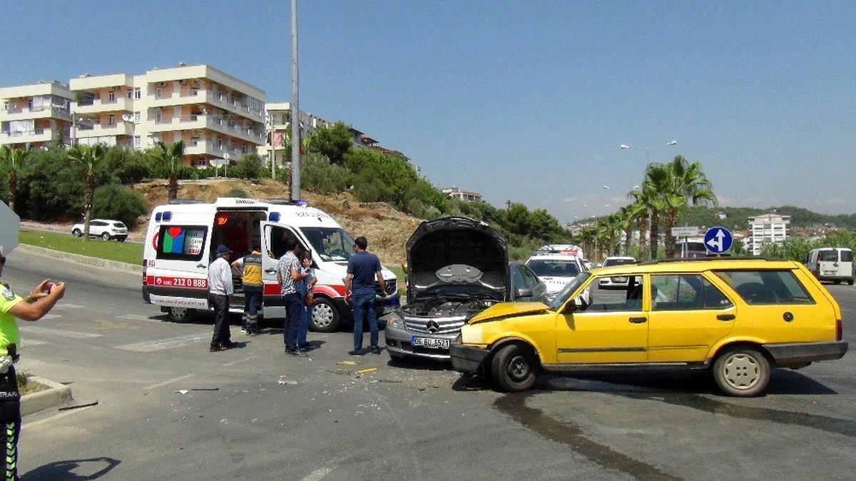 Manavgat\'ta otomobiller çarpıştı: 4 yaralı