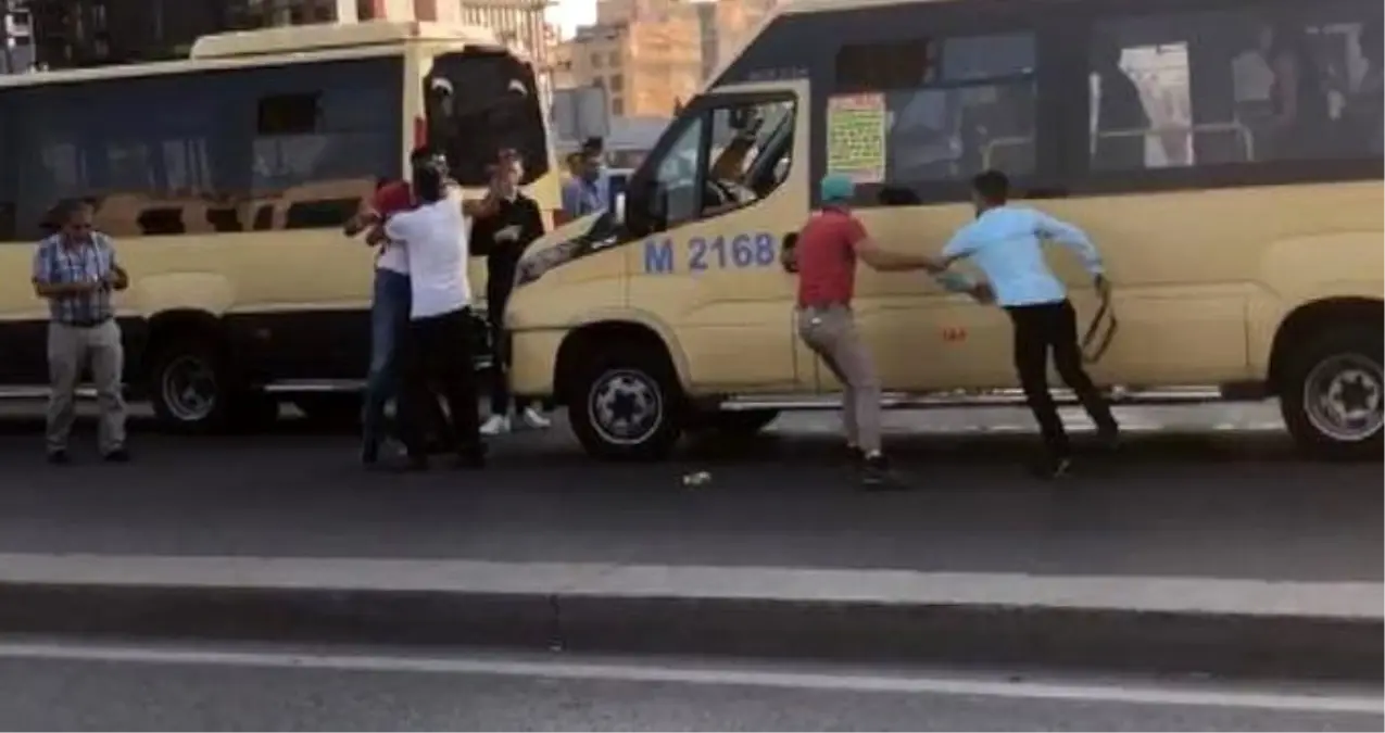 Minibüs şoförlerinin kemerli kavgası kameraya yansıdı