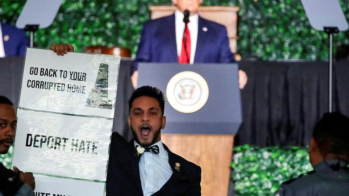 Müslüman siyasetçi \'Bizi geri gönderemezsin\' diye bağırarak Başkan Trump\'ı protesto etti